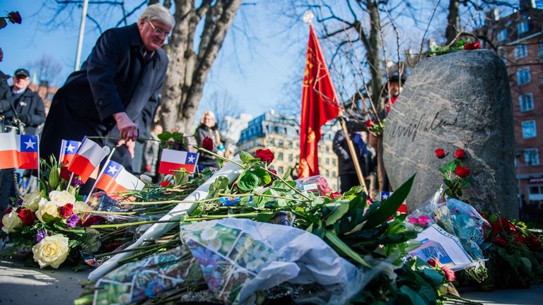 Des gens ont déposé des roses sur la tombe de l'ancien Premier ministre suédois Olof Palme, le 28 février 2016 à quelques pâtés de maisons de l'endroit où il a été abattu par balle il y a 30 ans dans le centre de Stockholm