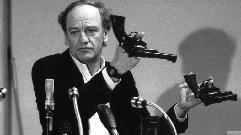 Hans Holmér, ancien responsable de l'enquête sur l'assassinat du Premier ministre suédois Olof Palme, montre deux revolvers Smith & Wesson 357 Magnum lors d'une conférence de presse à Stockholm, le 31 mars 1986