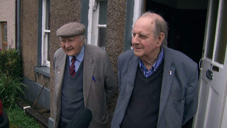 Frères octogénaires Michael et Finbar O'Riordan