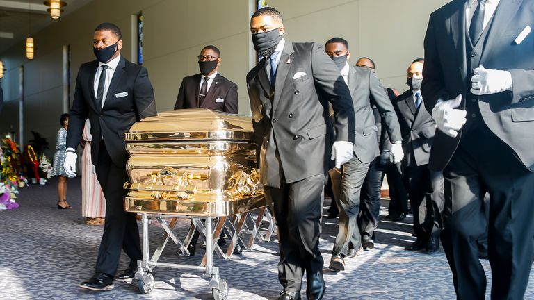 Les porteurs de Pall transportent le cercueil de George Floyd dans l'église pour ses funérailles 
