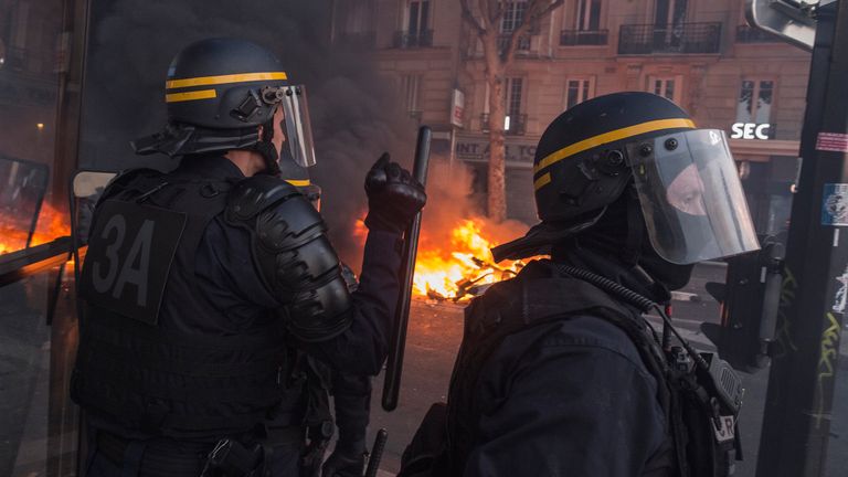 PARIS, FRANCE - 02 juin: des policiers en tenue anti-émeute se tiennent à proximité d'un tas de scooters qui ont été incendiés lors d'une manifestation contre la brutalité policière près du ... Tribunal de Paris ... palais de justice le 2 juin 2020 à Paris, France . Des milliers de personnes se sont rassemblées pour protester contre le racisme et la brutalité policière malgré une ordonnance de la police interdisant la manifestation en raison de restrictions liées aux coronavirus. Les manifestants ont dénoncé la mort d'Adama Traor en 2016 alors qu'il était en garde à vue dans la banlieue parisienne, établissant des comparaisons avec le récent meurtre de George Floyd aux États-Unis, dont la mort a déclenché des protestations à travers ce pays. (Photo de Sam Tarling / Getty Images)