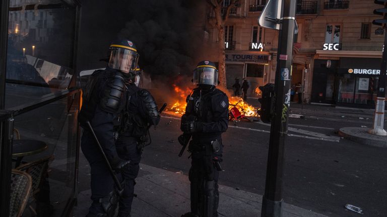 PARIS, FRANCE - 02 juin: des policiers en tenue anti-émeute se tiennent à proximité d'un tas de scooters qui ont été incendiés lors d'une manifestation contre la brutalité policière près du ... Tribunal de Paris ... palais de justice le 2 juin 2020 à Paris, France . Des milliers de personnes se sont rassemblées pour protester contre le racisme et la brutalité policière malgré une ordonnance de la police interdisant la manifestation en raison de restrictions liées aux coronavirus. Les manifestants ont dénoncé la mort d'Adama Traor en 2016 alors qu'il était en garde à vue dans la banlieue parisienne, établissant des comparaisons avec le récent meurtre de George Floyd aux États-Unis, dont la mort a déclenché des protestations à travers ce pays. (Photo de Sam Tarling / Getty Images)