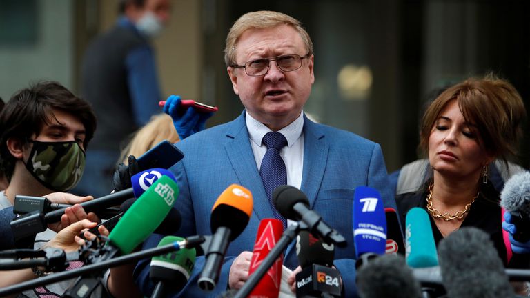 Vladimir Zherebenkov, l'avocat de Paul Whelan est photographié devant le tribunal de Moscou aujourd'hui 