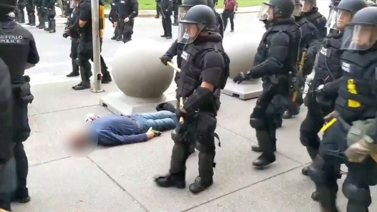 Du sang a été vu couler de la tête de l'homme dans la vidéo graphique