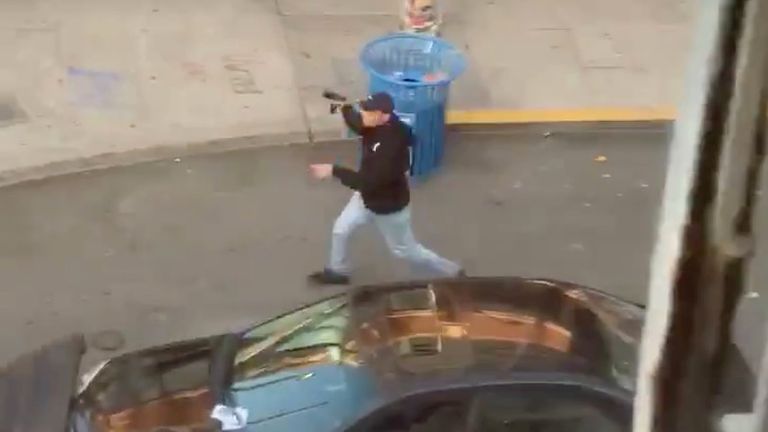 La personne semble brandir une arme à feu