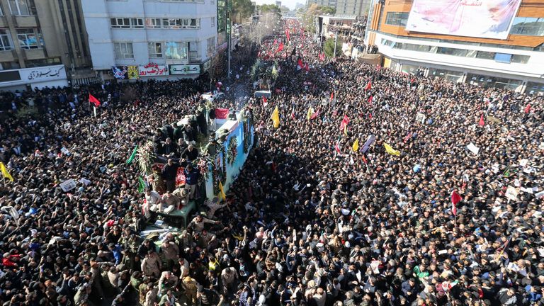Des personnes en deuil iraniennes se rassemblent autour d'un véhicule transportant le cercueil de Qassem Soleimani 