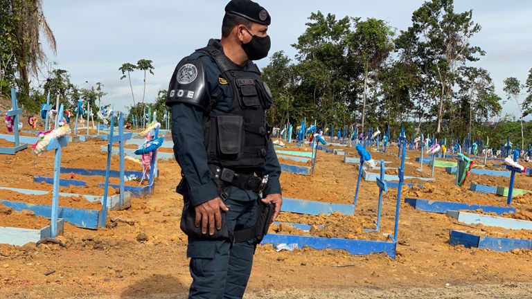 Un officier de police du cimetière vient pleurer un collègue