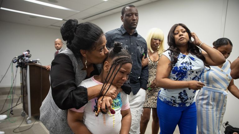 La fille de Rayshard Brooks, Blessing, huit ans, quitte la conférence de presse en larmes