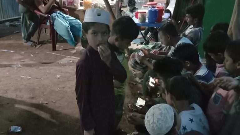 Enfants au camp de réfugiés de Kutupalong pour les Rohingyas musulmans à Cox & # 39; s Bazar