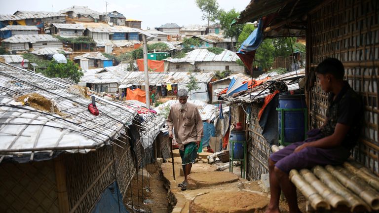 Un réfugié rohingya traverse un camp à Cox & # 39; s Bazar, Bangladesh