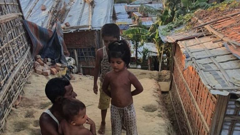 Une famille de réfugiés rohingyas dans le camp de Kutupalong à Cox & # 39; s Bazaar, Bangladesh