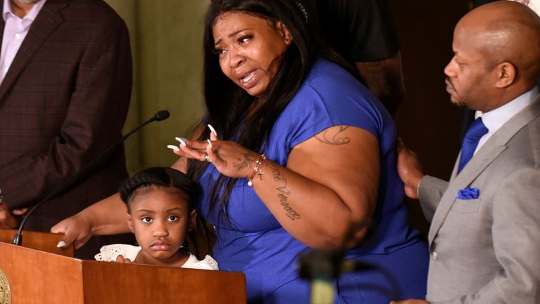Roxie Washington, la mère de la fille de 6 ans de Geroge Floyd, Gianna Floyd, s'adresse à la presse aux côtés d'elle et de leurs avocats, à l'hôtel de ville de Minneapolis après le décès en garde à vue de George Floyd, à Minneapolis, Minnesota, Minneapolis, US 2 juin 2020. REUTERS / Nicholas Pfosi
