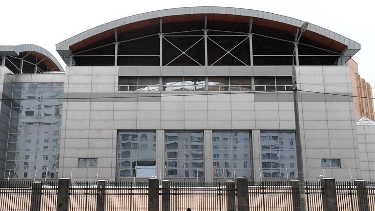 Un homme passe devant le bâtiment du siège du Département des renseignements généraux (GRU) de l'état-major russe à Moscou le 30 décembre 2016. Le ministère russe des Affaires étrangères a demandé au président Vladimir Poutine de sortir 35 diplomates américains du pays dans un tit-for- En réponse à une décision similaire de Washington concernant des allégations de piratage, le plus haut diplomate de Moscou a déclaré le 30 décembre 2016. «Le ministère russe des Affaires étrangères ... a demandé au président russe d'approuver la déclaration en tant que personae non g