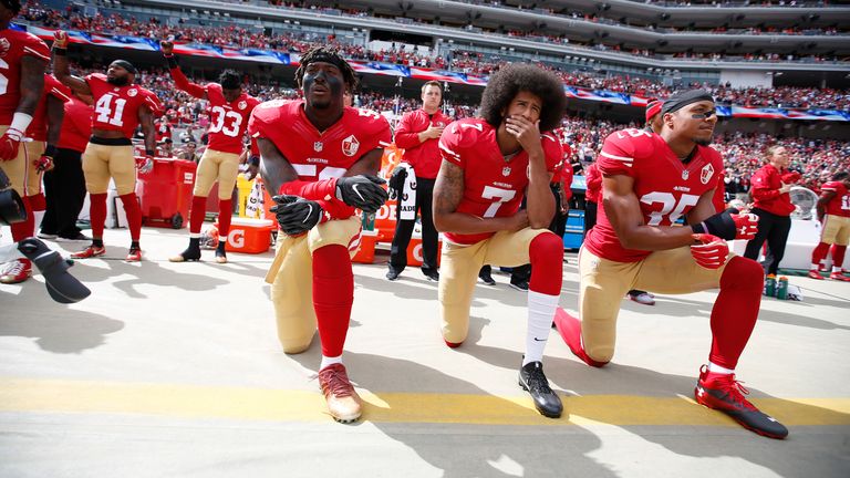 SANTA CLARA, CA - 2 OCTOBRE: Antoine Bethea # 41 et Rashard Robinson # 33 des 49ers de San Francisco lèvent leur premier pendant l'hymne comme Eli Harold # 58 tandis que ses coéquipiers Colin Kaepernick # 7 et Eric Reid # 35 prennent un genou, avant de le match contre les Cowboys de Dallas au Levi Stadium le 2 octobre 2016 à Santa Clara, en Californie. Les Cowboys ont battu les 49ers 24-17. (Photo de Michael Zagaris / 49ers de San Francisco / Getty Images) *** Légende locale *** Antoine Bethea; Rashard Robinson; Eli Harold; Colin Kaepernick; Eric Reid