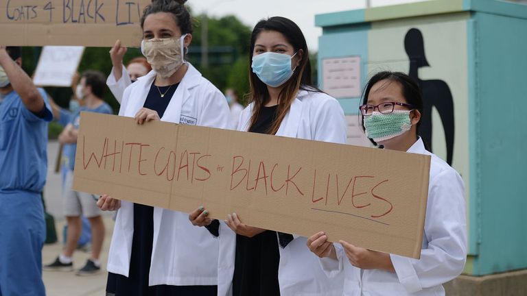 Des centaines de professionnels de la santé à St Louis, dans le Missouri, ont manifesté 