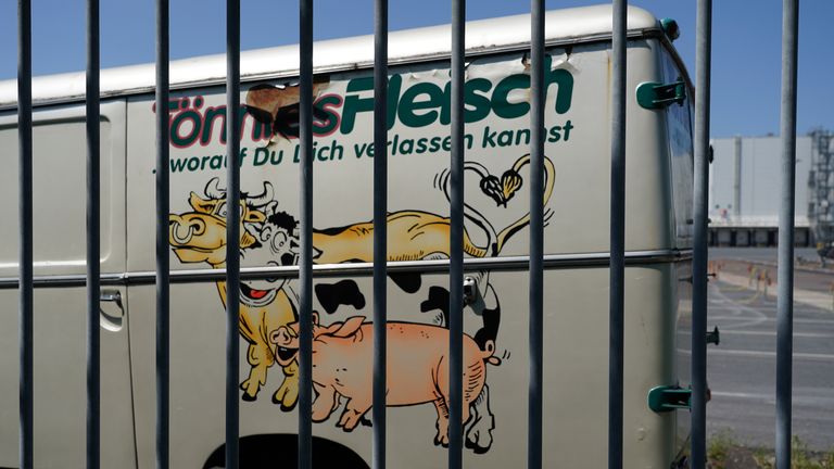 L'usine de conditionnement de viande de Toennies est temporairement fermée à la suite d'une épidémie de Covid-19 parmi les travailleurs lors de la pandémie de coronavirus dans la ville de Rheda-Wiedenbrueck le 23 juin 2020 près de Guetersloh, en Allemagne