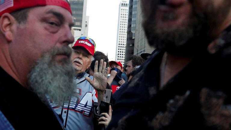 Les partisans regardent à l'extérieur du lieu du rassemblement du président américain Donald Trump à Tulsa, Oklahoma, États-Unis, le 20 juin 2020