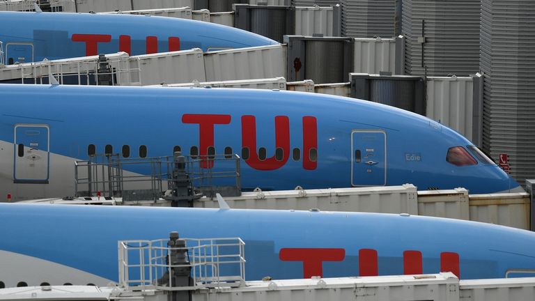 Les avions immobilisés en raison de la pandémie de COVID-19, y compris les avions exploités par TUI, sont représentés sur le tarmac de l'aéroport de Manchester à Manchester, dans le nord-ouest de l'Angleterre, le 1er mai 2020.