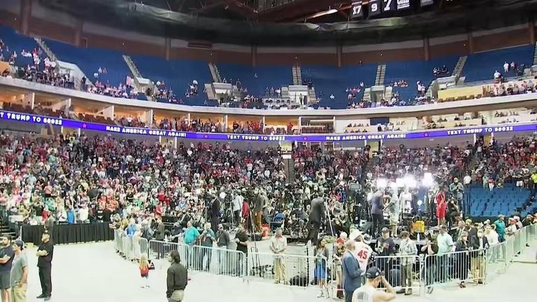 Des partisans de Trump à l'intérieur du BOK Center de 19 000 sièges