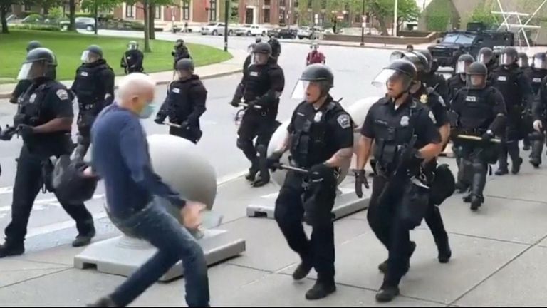 Un homme plus âgé s'effondre et saigne après une violente poussée d'un officier de police de Buffalo