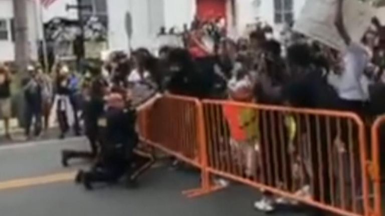 Une foule a applaudi à Hightstown, dans le centre du New Jersey, le mardi 2 juin, lorsqu'un groupe de policiers s'est agenouillé avec des manifestants lors d'un rassemblement Black Lives Matter.