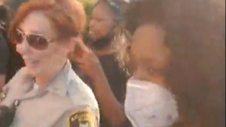 La police a marché côte à côte avec des manifestants lors d'une marche pour la paix à Las Vegas, Nevada, le 3 juin.

Latasha Pippen, co-organisatrice des images en direct sur Facebook, à l'avant de la marche avec les officiers derrière elle.