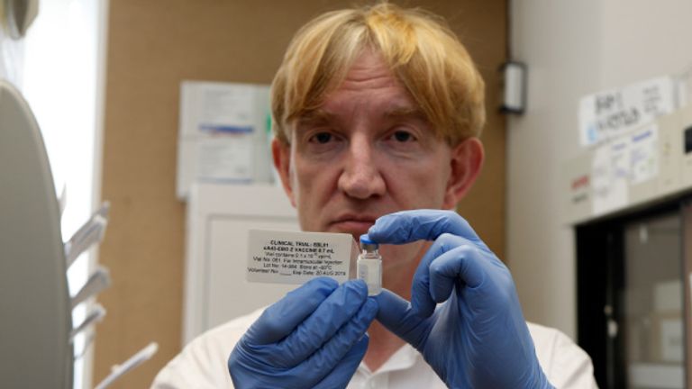 Le professeur Adrian Hill, directeur de l'Institut Jenner de l'Université d'Oxford, affirme que l'essai vaccinal pourrait être contrecarré par la baisse des cas au Royaume-Uni 