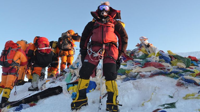 Photo de document non daté publiée par Vanessa O & # 39; Brien d'elle-même au sommet du mont Everest. L'exploratrice anglo-américaine est officiellement devenue la première femme à atteindre les points les plus hauts et les plus bas de la Terre