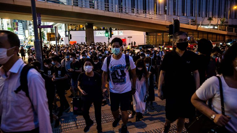 Des militants se rassemblent pour commémorer les chandelles à l'extérieur du parc Victoria à Hong Kong 