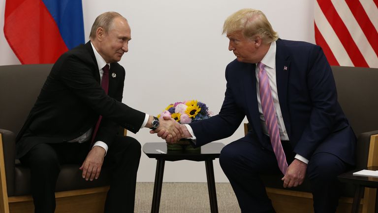 Vladimir Poutine et Donald Trump se serrent la main lors du sommet du G20 au Japon en juin 2019