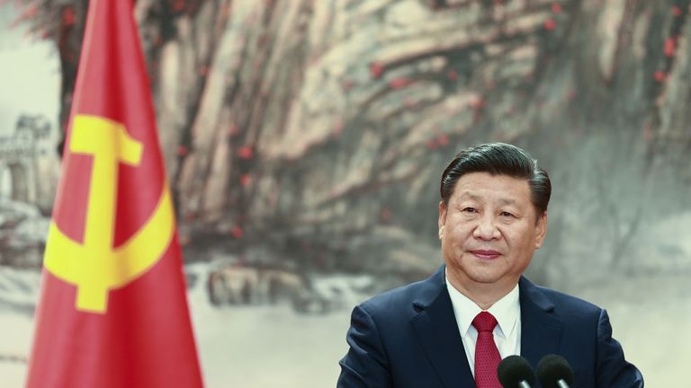 BEIJING, CHINE - 25 OCTOBRE: Le président chinois Xi Jinping prend la parole sur le podium lors du dévoilement du nouveau comité permanent du Politburo du Parti communiste au Grand Palais du Peuple le 25 octobre 2017 à Pékin, en Chine. Le Parti communiste au pouvoir en Chine a dévoilé aujourd'hui le nouveau Comité permanent du Politburo après son 19e congrès. (Photo par Lintao Zhang / Getty Images)
