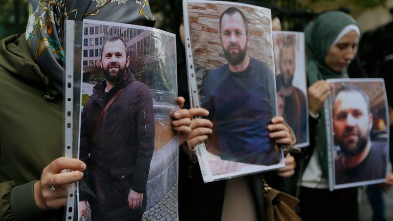 Les gens détiennent des portraits de Zelimkhan Khangoshvili devant l'ambassade d'Allemagne à Tbilissi, Géorgie