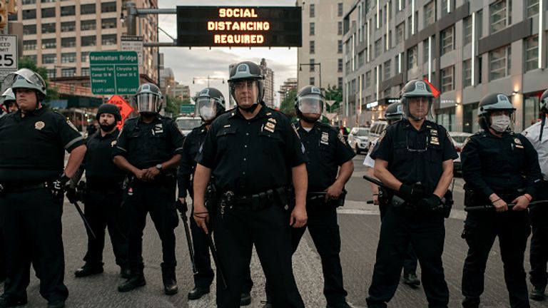 La police de New York a bloqué les manifestants à l'entrée du pont de Manhattan au début du couvre-feu