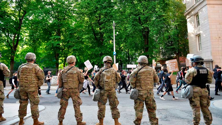 Des soldats de la Garde nationale font la queue lors d'un rassemblement «Black Lives Matter» à Boston, Massachusetts