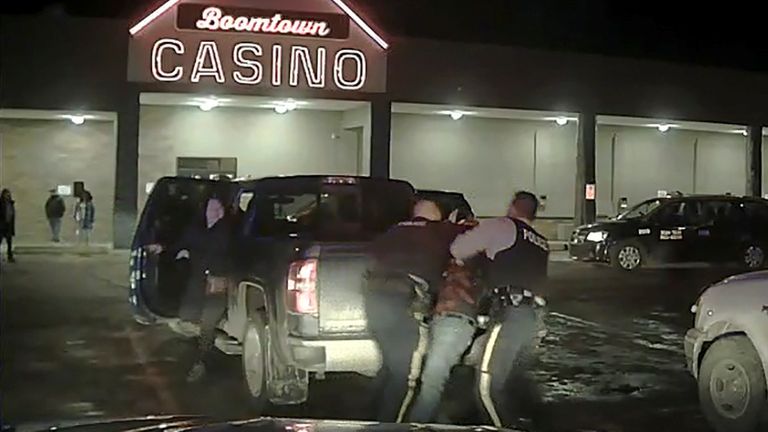 Une vidéo de l'arrestation violente d'un chef autochtone a choqué le Canada, mettant en lumière le racisme systémique dans les forces de police du pays. Les images montrent le chef de la Première nation Athabasca Chipewyan, Allan Adam, frappé au sol et frappé à plusieurs reprises par un agent de la Gendarmerie royale du Canada. La confrontation a eu lieu à Fort McMurray, en Alberta, le 10 mars. Photo: Reuters