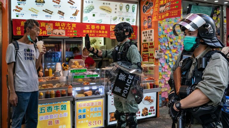 HONG KONG, CHINE - 28 juin: la police anti-émeute éloigne les piétons dans une rue lors d'une manifestation contre la loi sur la sécurité nationale le 28 juin 2020 à Hong Kong, Chine.  (Photo par Anthony Kwan / Getty Images)