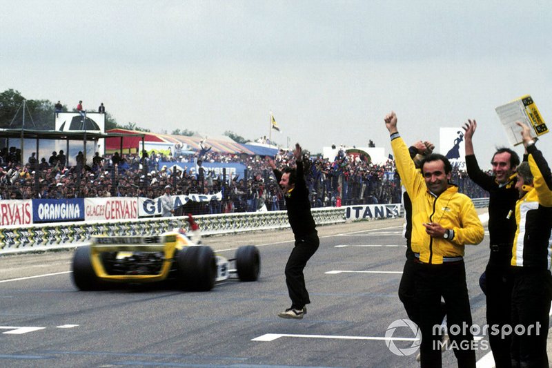 L'équipe Renault dont Jean Sage, chef d'équipe Renault, fête la première victoire de Jean Pierre Jabouille et sa première victoire en Grand Prix