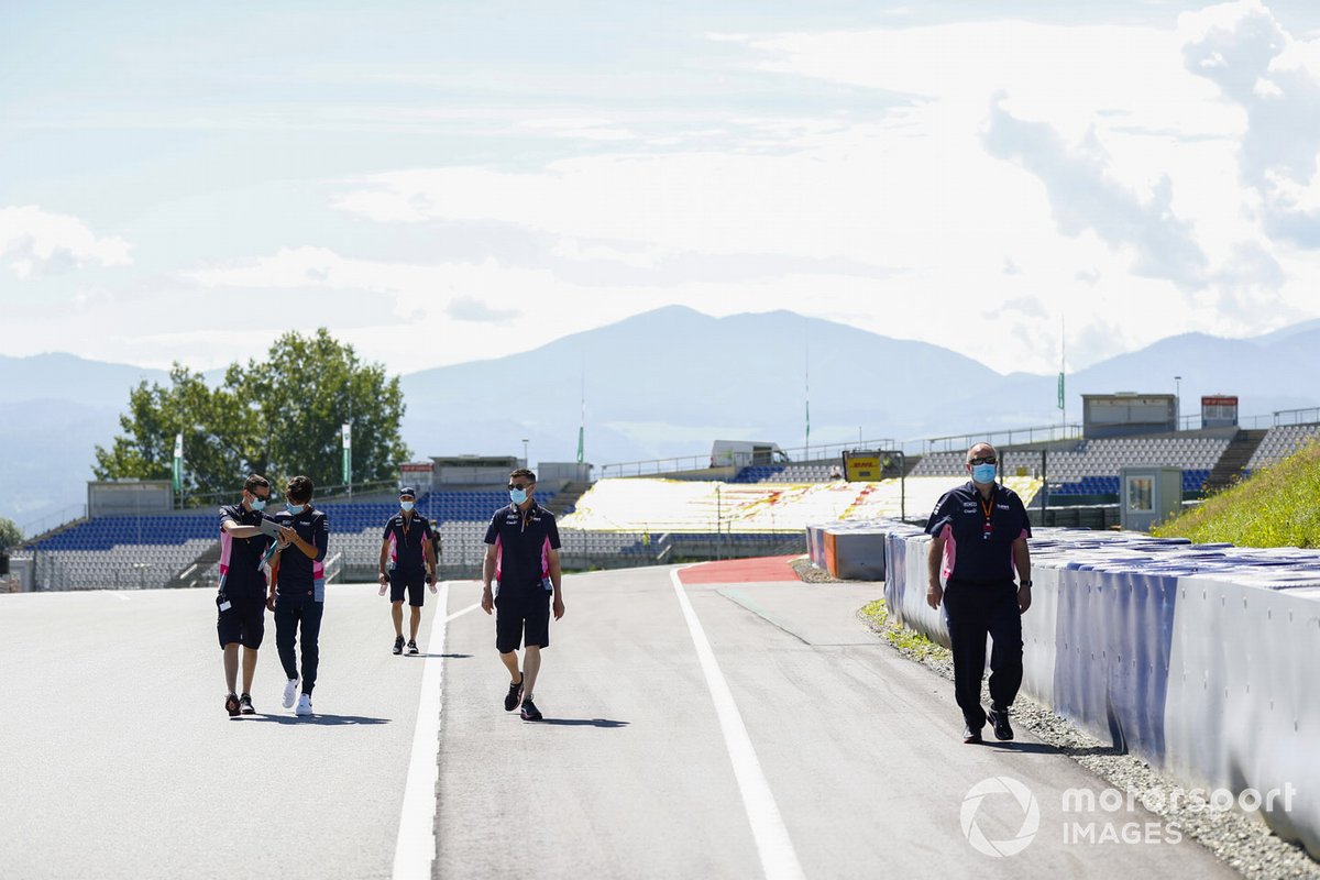 Lance Stroll, Racing Point parcourt la piste avec son équipe