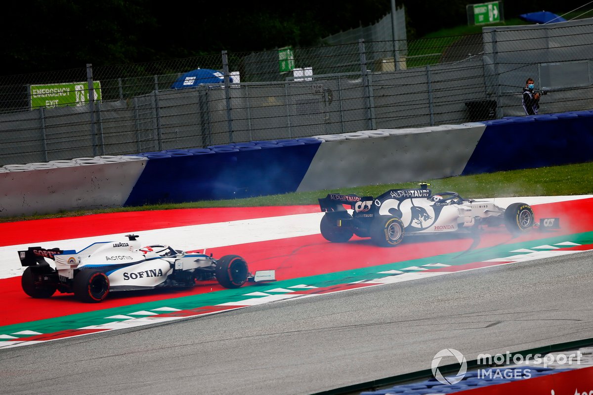 Pierre Gasly, AlphaTauri AT01, tourne devant George Russell, Williams FW43