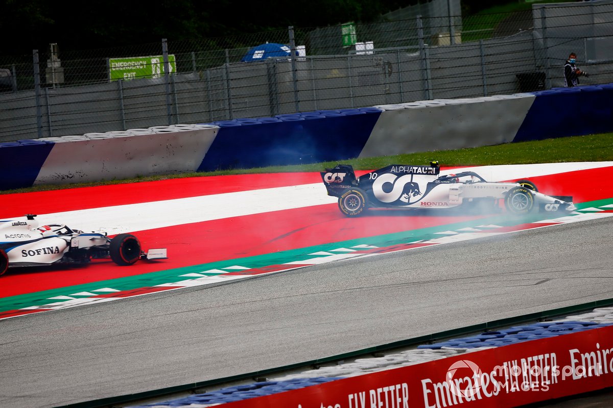 Pierre Gasly, AlphaTauri AT01, tourne devant George Russell, Williams FW43