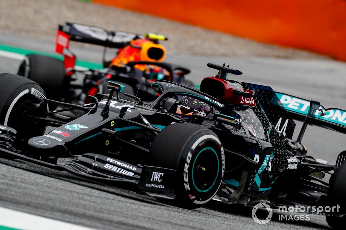 Lewis Hamilton, Mercedes F1 W11 et Alex Albon, Red Bull Racing RB16 