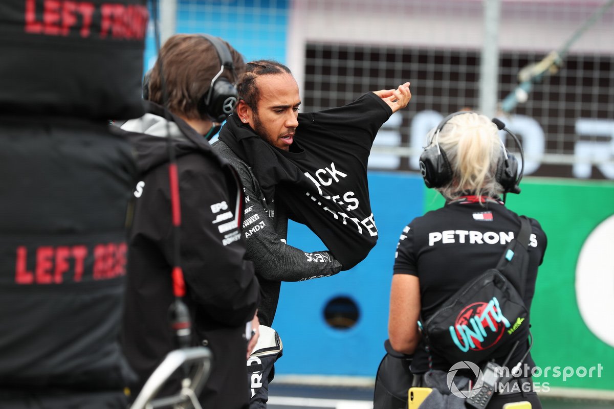 Lewis Hamilton, Mercedes-AMG Petronas F1, se change en maillot sur la grille