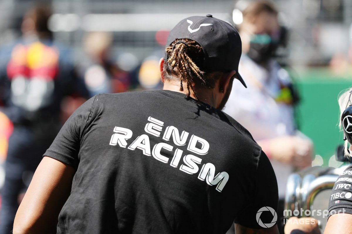 Lewis Hamilton, Mercedes-AMG Petronas F1, porte un maillot End Racism sur la grille