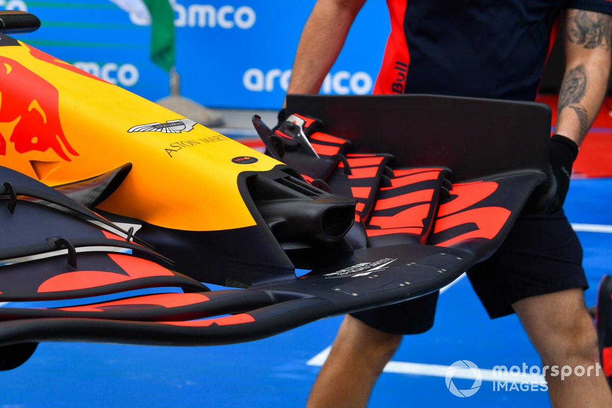Les mécaniciens se précipitent pour remplacer l'aileron avant endommagé de Max Verstappen, Red Bull Racing RB18