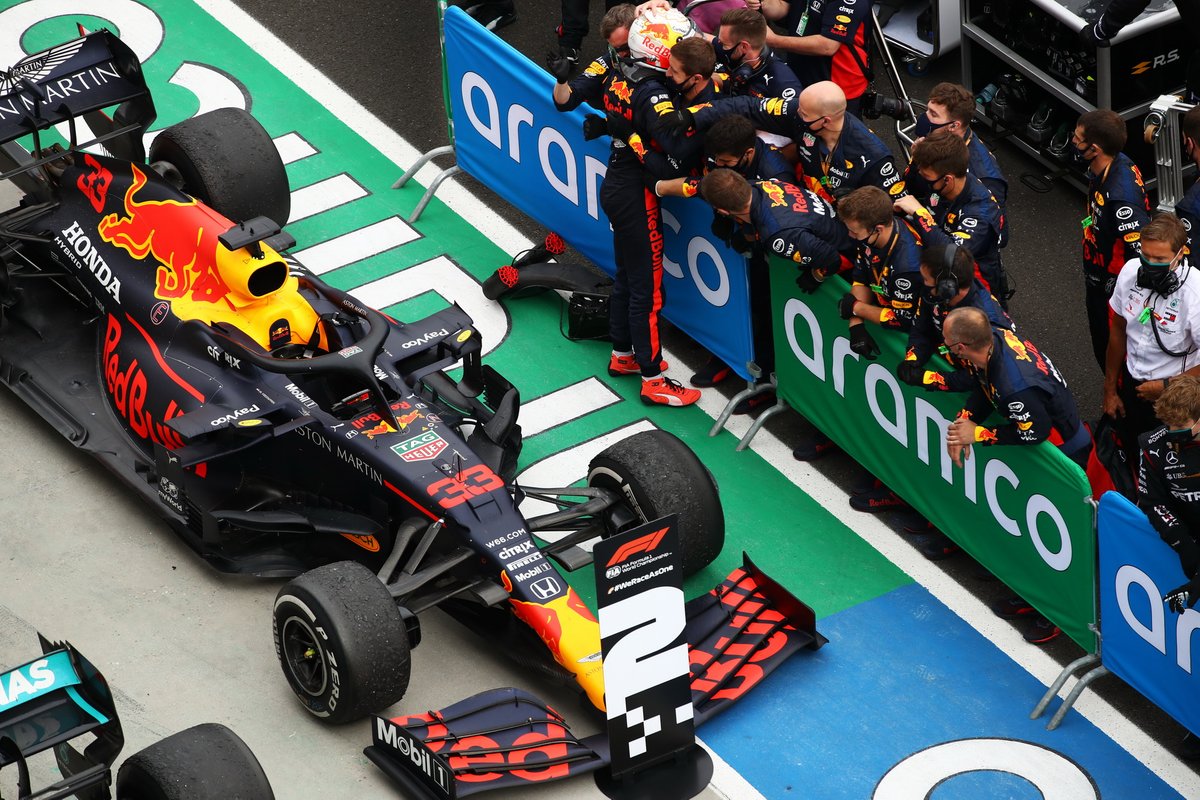 Max Verstappen, Red Bull Racing fête avec les membres de son équipe au parc fermé