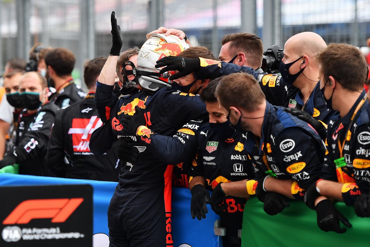 Max Verstappen, Red Bull Racing fête avec les membres de son équipe au parc fermé