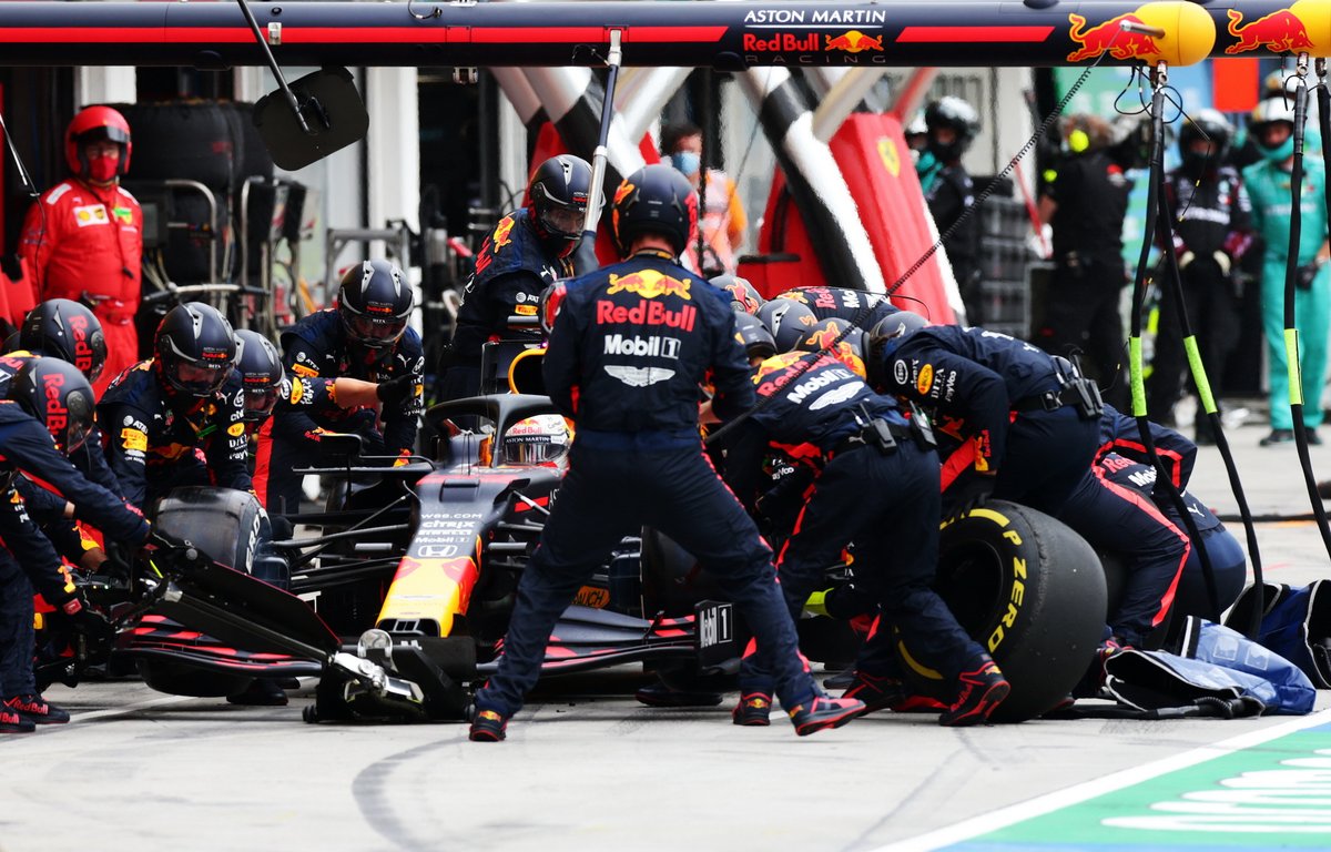   Max Verstappen, Red Bull Racing RB16, arrêt aux stands