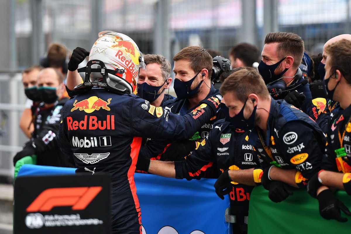 Max Verstappen, Red Bull Racing fête avec les membres de son équipe au parc fermé