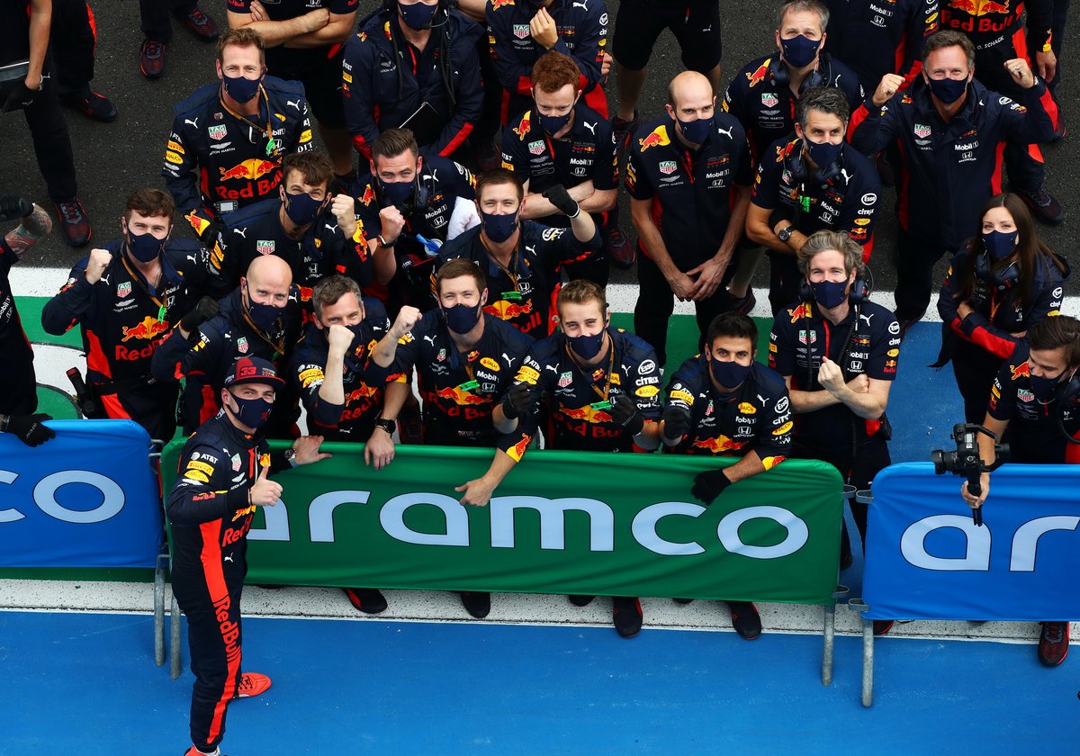 Max Verstappen, Red Bull Racing fête avec les membres de son équipe au parc fermé