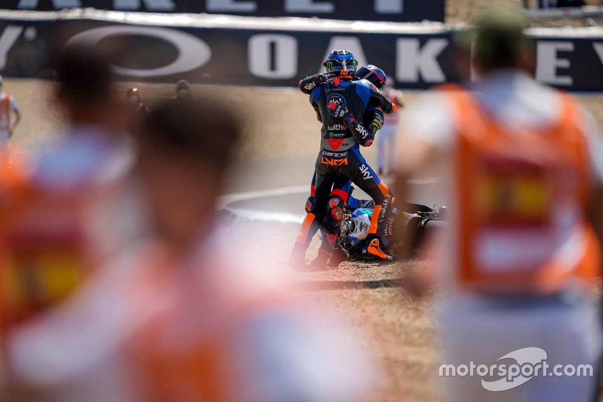 Luca Marini et son coéquipier Marco Bezzecchi, Sky Racing Team VR46 après l'accident